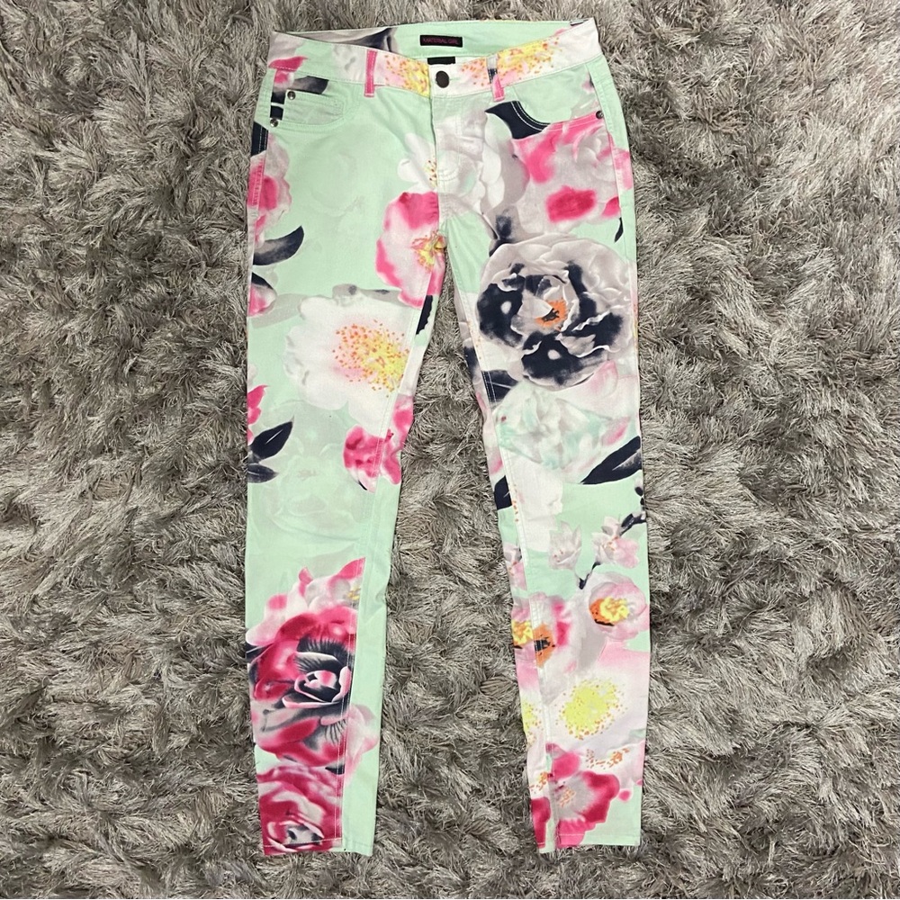 Material Girl women green floral jeans cut, skinny pants. Size 7. Used.